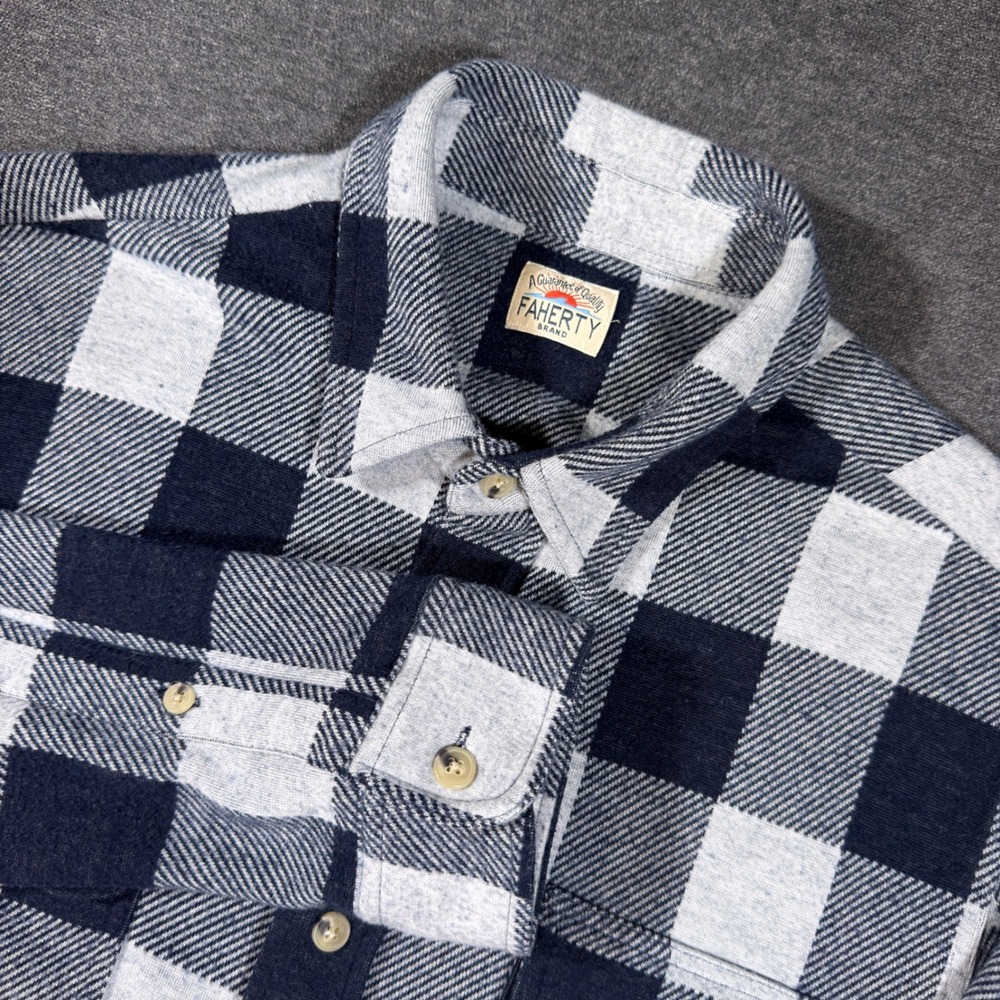 Faherty Legend Sweater Shirt Mens Large Blue Grey Buffalo Plaid Flannel Stretch